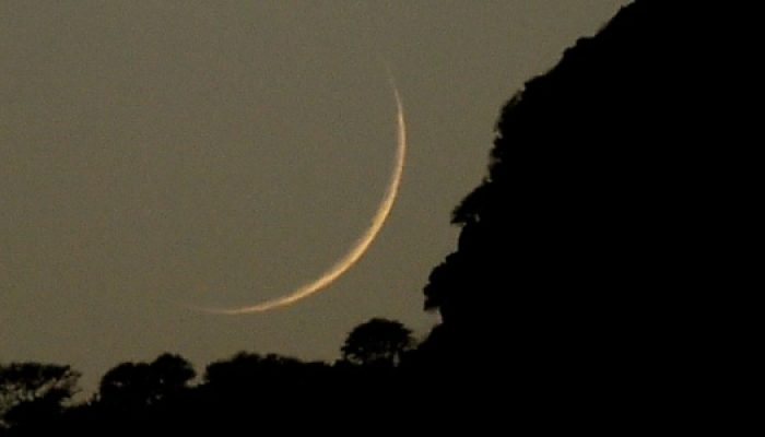 06jun2016-lua-minguante-vista-sobre-as-colinas-de-margala-marcam-o-inicio-do-mes-islamico-do-ramad.jpeg