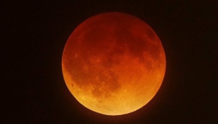 15abr2014-eclipse-lunar-e-visto-no-sul-da-california-o-fenomeno-apelidado-de-lua-de-sangue-ocorre.jpeg 15abr2014-eclipse-lunar-e-visto-no-sul-da-california-o-fenomeno-apelidado-de-lua-de-sangue-ocorre.jpeg