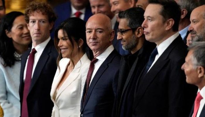 1752243150_mark-zuckerberg-meta-jeff-bezos-amazon-sundar-pichai-google-e-elon-musk-x-e-tesla-presentes-na-cerim.jpeg