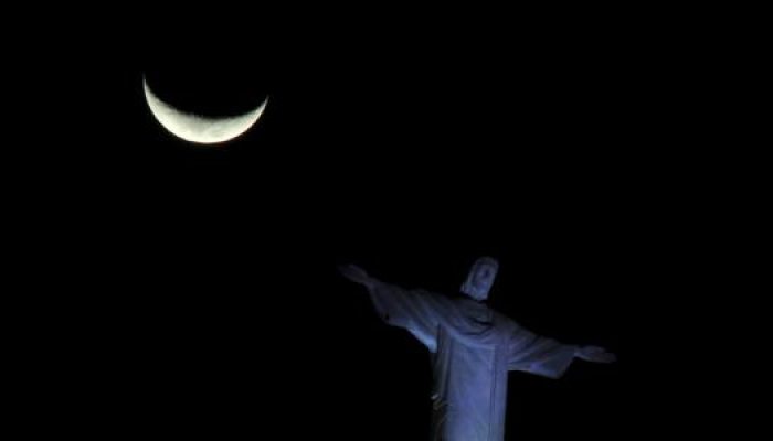 20jul2015-cristo-redentor-no-rio-de-janeiro-com-a-lua-crescente-ao-fundo-em-vista-do-bairro-de-bot.jpeg 20jul2015-cristo-redentor-no-rio-de-janeiro-com-a-lua-crescente-ao-fundo-em-vista-do-bairro-de-bot.jpeg