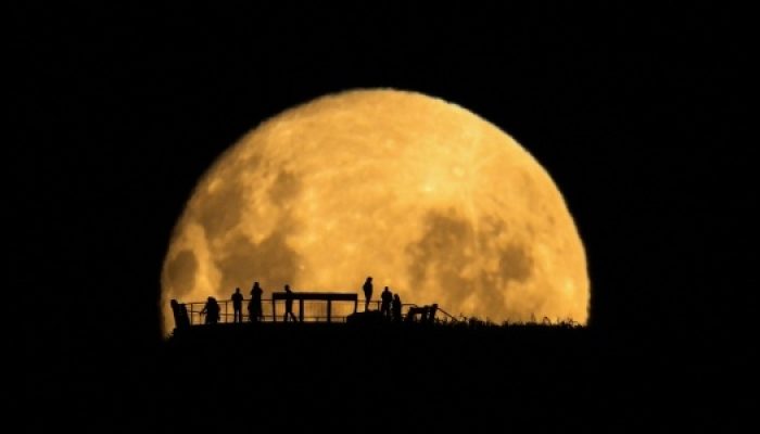 20set2013-moon-silhouettes-de-mark-gee-venceu-o-premio-especial-pessoas-e-espaco-esta-e-uma-foto-d.jpeg 20set2013-moon-silhouettes-de-mark-gee-venceu-o-premio-especial-pessoas-e-espaco-esta-e-uma-foto-d.jpeg