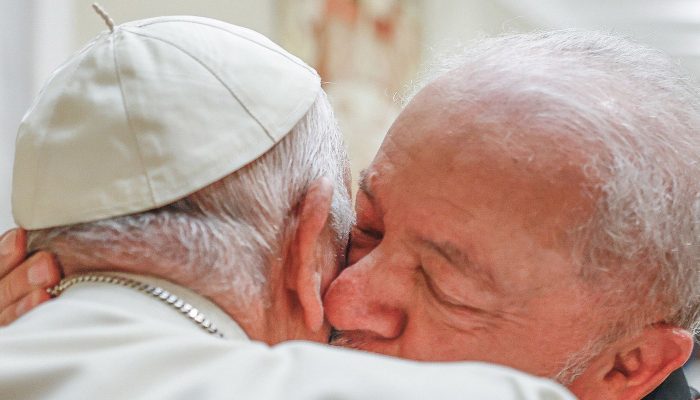 22_retro_2023_lula_e_recebido_pelo_papa_francisco.jpg