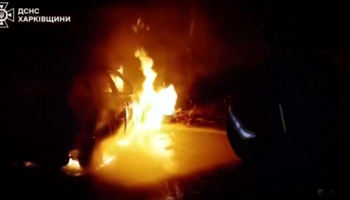 Bombeiros-tentam-apagar-as-chamas-e-trabalham-em-meio-aos-escombros-na-Ucrania-apos-um-ataque-com-mi.jpeg