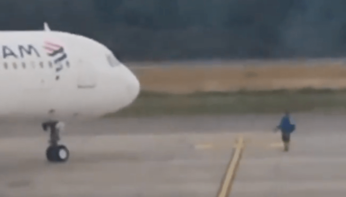 Captura-de-Tela-Passageiro-da-Latam-Perde-Voo-e-corre-ate-pista-atras-de-aviao.png Captura-de-Tela-Passageiro-da-Latam-Perde-Voo-e-corre-ate-pista-atras-de-aviao.png