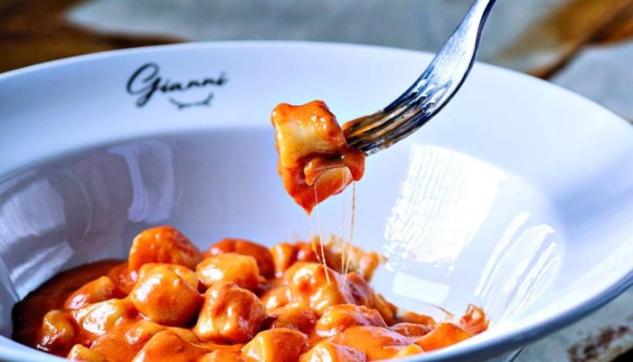 Gianni-Carciofi-alla-giudia-Gnocchi-di-fontina-Nhoque-de-batata-molho-de-queijo-fontina-e-um-toque-d.jpeg