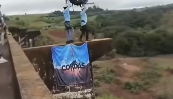 HKyuz2tXAAAazUl.jpg