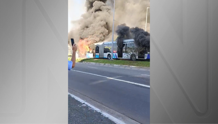 Imagem-mostra-coletivo-completamente-em-chamas-em-avenida-da-zona-sul-de-SP_.png