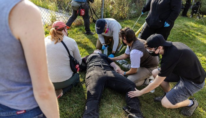 Manifestante-e-atendido-por-medicos-apos-ser-atingido-por-gas-lacrimogeneo-por-agentes-federais-no-c.jpeg Manifestante-e-atendido-por-medicos-apos-ser-atingido-por-gas-lacrimogeneo-por-agentes-federais-no-c.jpeg