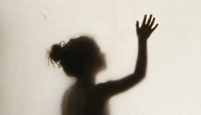Menina-e-ajoelhada-em-carocos-de-feijao-como-punicao-mae-foi-presa-no-ES.jpg