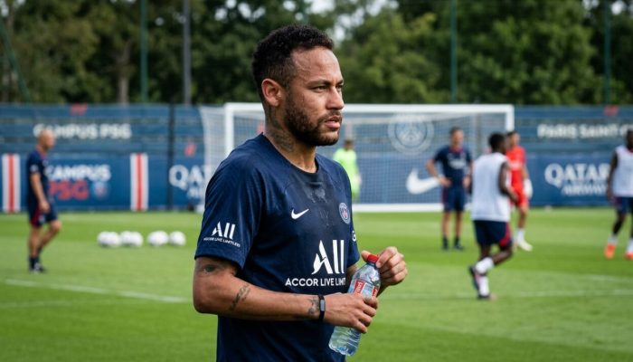 Neymar_Jr._on_sideline_training_202607151552-e1784141612268.jpeg