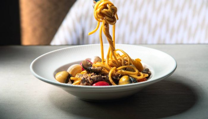 Osteria-e-Caffe-Sardegna-Espaguete-ao-vongole-ao-vinho-branco-ervas-aromaticas-e-tomates-confitado-0.jpeg Osteria-e-Caffe-Sardegna-Espaguete-ao-vongole-ao-vinho-branco-ervas-aromaticas-e-tomates-confitado-0.jpeg