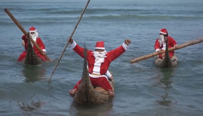 Pescadores-peruanos-vestem-se-de-Papai-Noel-e-oferecem-passeios-gratuitos-em-barcos-de-junco-tradici.jpeg