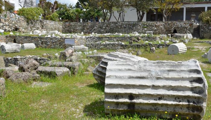 The_ruins_of_the_Mausoleum_of_Halicarnassus_constructed_for_King_Mausolus_during_the_mid-4th_century.jpeg