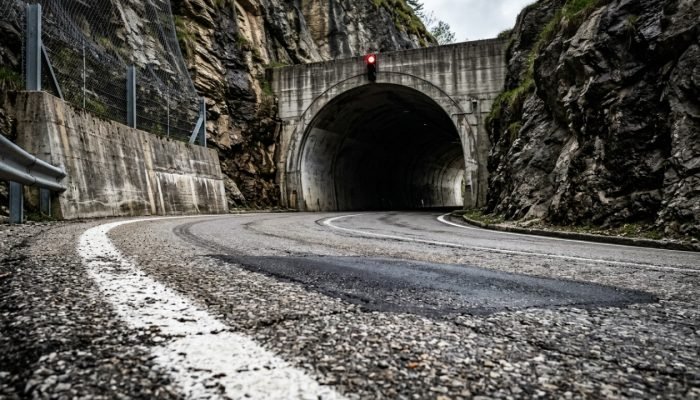Traffic_signal_at_tunnel_entrance_202608211357.jpg
