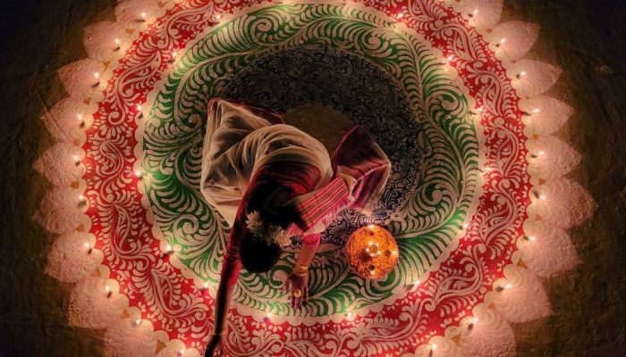 Woman_lighting_the_candles_for_the_Festival_of_Lights_in_India_cropped.jpeg Woman_lighting_the_candles_for_the_Festival_of_Lights_in_India_cropped.jpeg