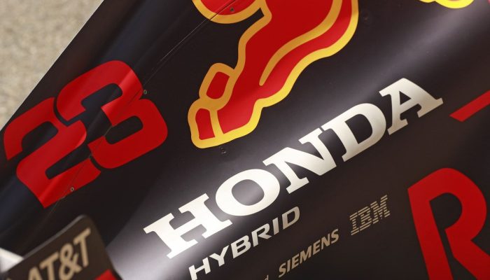 a-honda-logo-on-th-engine-cove.jpg a-honda-logo-on-th-engine-cove.jpg