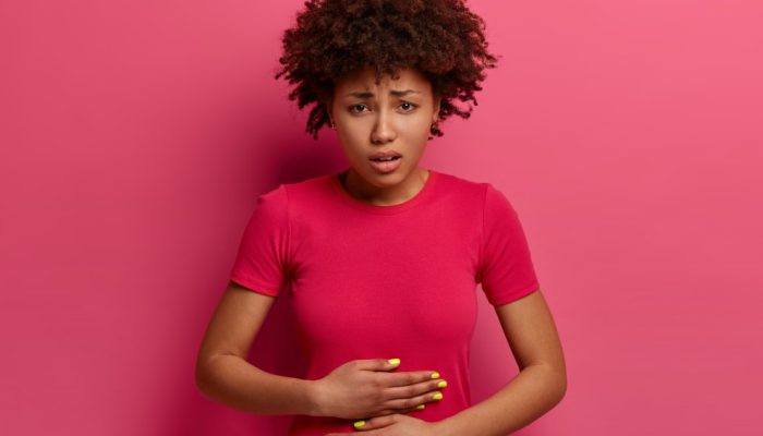 a-infeliz-mulher-afro-americana-nao-se-sente-bem-tem-dor-de-estomago-por-causa-de-intoxicacao-alimen.jpeg