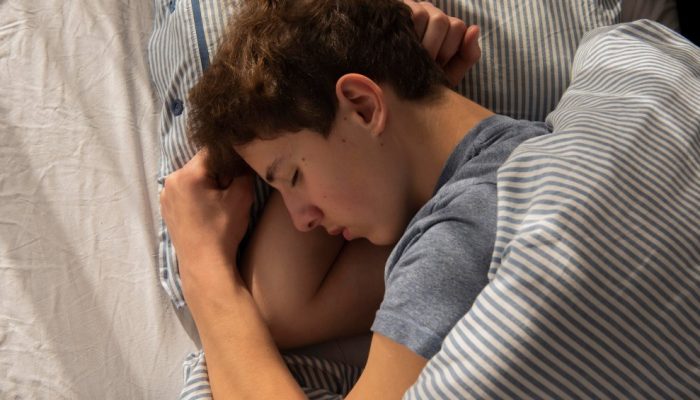 adolescente-dormindo-semenarca-ejaculacao-polucao-noturna.jpg