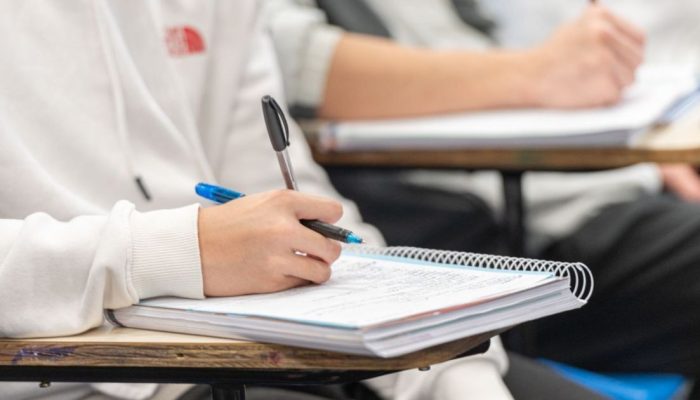 alunos-sentados-carteira-escolar.jpg alunos-sentados-carteira-escolar.jpg