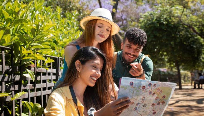 amigos-de-vista-lateral-olhando-para-o-mapa.jpg