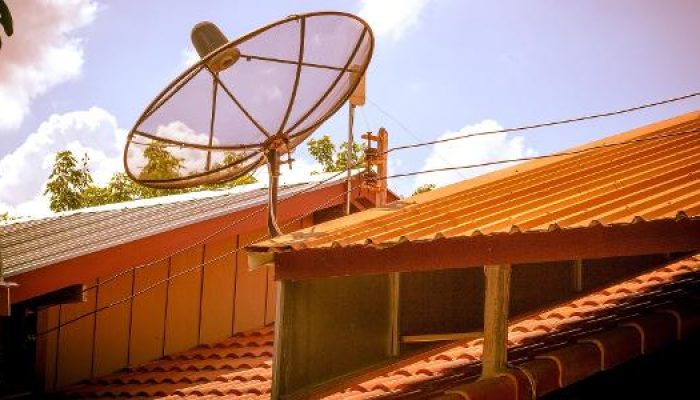 antena-parabolica-instalada-no-telhado-de-uma-casa-1614356216216_v2_615x300.jpg