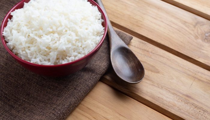 arroz-cozido-em-um-copo-vermelho-colocado-no-chao-de-madeira-compensada.jpg arroz-cozido-em-um-copo-vermelho-colocado-no-chao-de-madeira-compensada.jpg