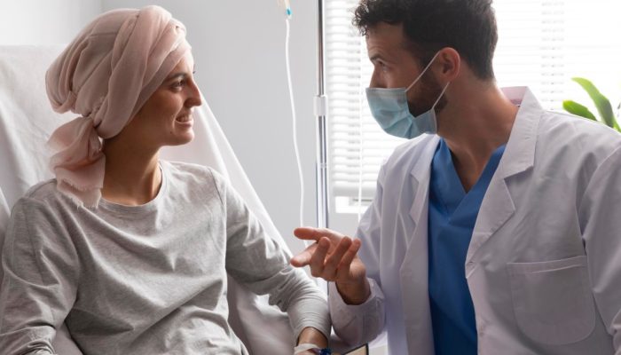 assistente-de-saude-cuidando-de-uma-paciente.jpg assistente-de-saude-cuidando-de-uma-paciente.jpg