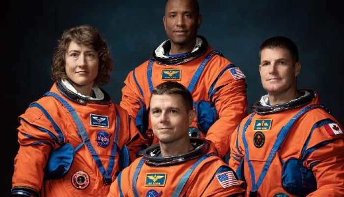 astronautas-da-missao-artemis-2-christina-koch-victor-glover-jeremy-hansen-em-cima-da-esquerda-para.jpeg
