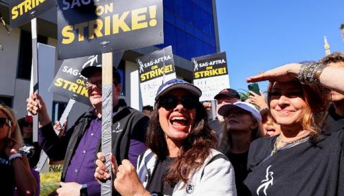 atores-do-sindicato-dos-roteiristas-da-america-wga-protestam-contra-estudios-de-hollywood-atores-tem.jpeg
