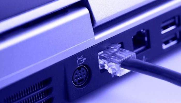 cabo-de-rede-conectado-a-um-laptop-internet-banda-larga-1506973689041_v2_615x300.jpg cabo-de-rede-conectado-a-um-laptop-internet-banda-larga-1506973689041_v2_615x300.jpg