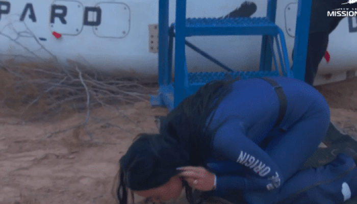 cantora-katy-perry-beija-o-chao-apos-voltar-de-viagem-espacial-da-blue-origin-empresa-espacial-de-je.png cantora-katy-perry-beija-o-chao-apos-voltar-de-viagem-espacial-da-blue-origin-empresa-espacial-de-je.png