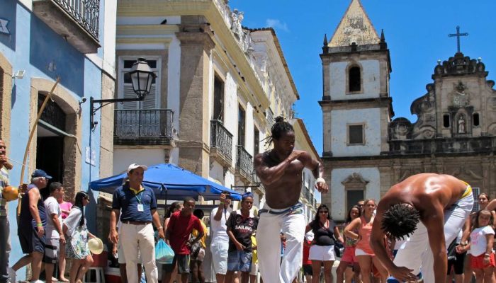 capoeira-no-pelourinho-em-salvador-na-bahia.jpeg