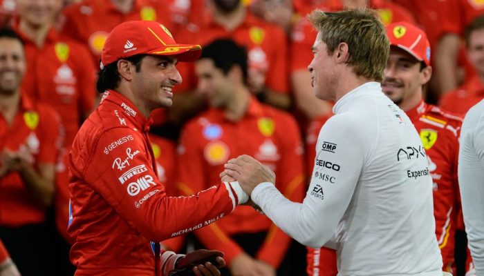 carlos-sainz-ferrari-brad-pitt.jpg carlos-sainz-ferrari-brad-pitt.jpg