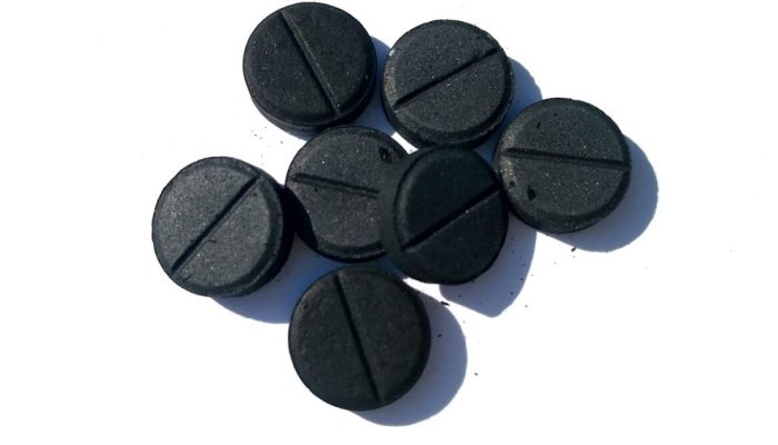 carvao-ativado-pastilhas-comprimidos-medicamento.jpg