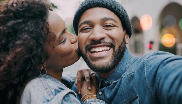 casal-negro-tira-selfie-com-cidade-ao-fundo-1654957784120_v2_615x300.jpg casal-negro-tira-selfie-com-cidade-ao-fundo-1654957784120_v2_615x300.jpg