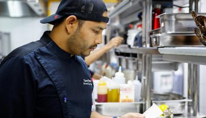 chef-khimraj-nepali-observa-receita-tirada-de-aiman-o-chef-movido-a-inteligencia-artificial-no-resta.jpeg chef-khimraj-nepali-observa-receita-tirada-de-aiman-o-chef-movido-a-inteligencia-artificial-no-resta.jpeg
