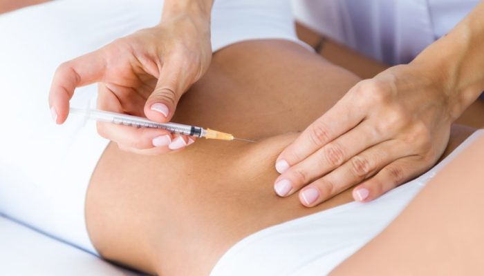 cirurgiao-fazendo-injecao-no-corpo-feminino-conceito-de-lipoaspiracao.jpg