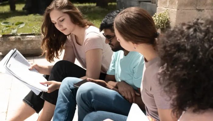 colegas-estudando-juntos-na-frente-da-faculdade-antes-de-um-exame-scaled_p12036_thumb_resized.jpg