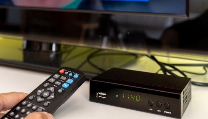 controle-remoto-decodificador-digital-e-tv-ao-fundo-tv-box-1676041931288_v2_615x300.jpg controle-remoto-decodificador-digital-e-tv-ao-fundo-tv-box-1676041931288_v2_615x300.jpg