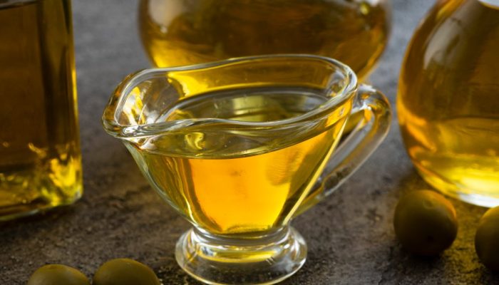copo-bonito-de-close-up-cheio-de-azeite.jpg