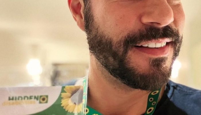 cordao-de-girassol-evaristo-costa-deficiencia-oculta-e1758891329432.jpg cordao-de-girassol-evaristo-costa-deficiencia-oculta-e1758891329432.jpg