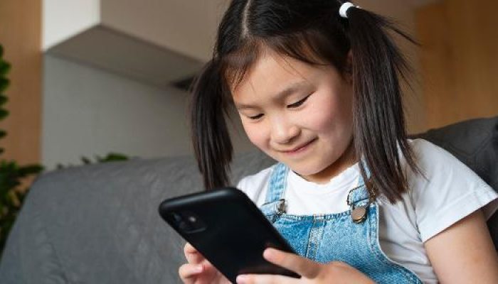 crianca-menina-garota-com-celular-smartphone-1691608246354_v2_615x300.jpg crianca-menina-garota-com-celular-smartphone-1691608246354_v2_615x300.jpg