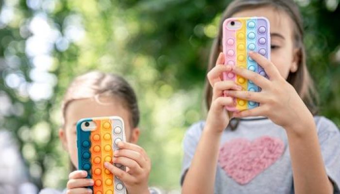 crianca-usando-celular-1685128861645_v2_615x300.jpg