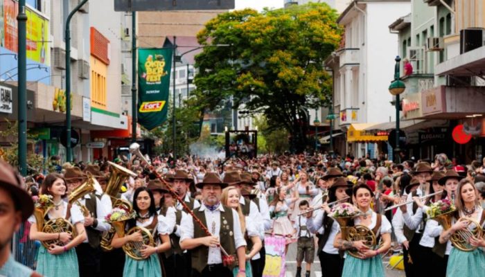 desfile-tipico-oktoberfest-blumenau.jpg