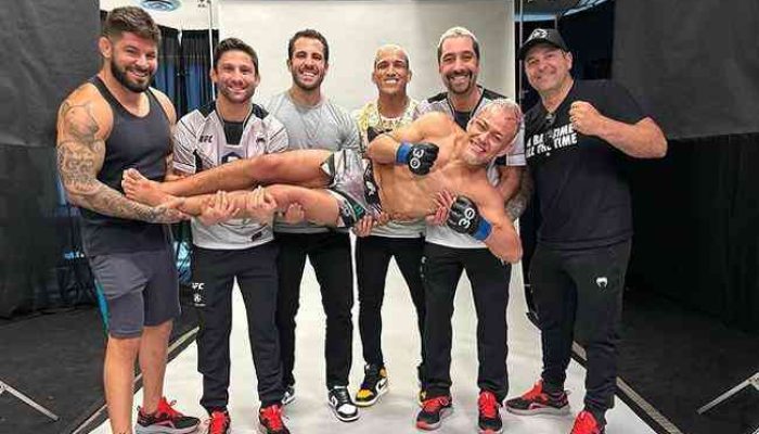 elves-brenner-e-sua-equipe-lutafor-teve-charles-do-bronx-no-seu-corner_1_53303.jpg elves-brenner-e-sua-equipe-lutafor-teve-charles-do-bronx-no-seu-corner_1_53303.jpg