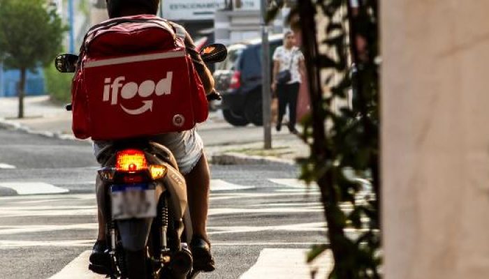 entregador-com-mochila-do-ifood-em-marilia-sp-no-interior-de-sao-paulo-1754403437980_v2_615x300.jpg