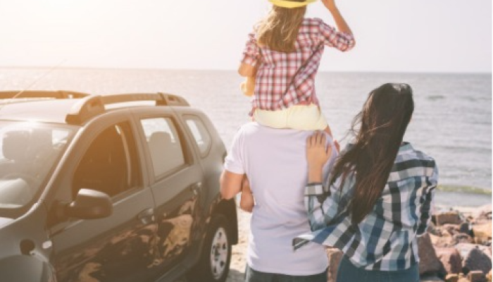 familia-olhando-mar-com-carro.png