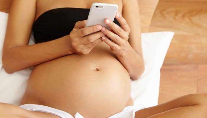 foto-recortada-ofyoung-mulher-esperando-bebe-navegar-na-internet-no-celular.jpg foto-recortada-ofyoung-mulher-esperando-bebe-navegar-na-internet-no-celular.jpg