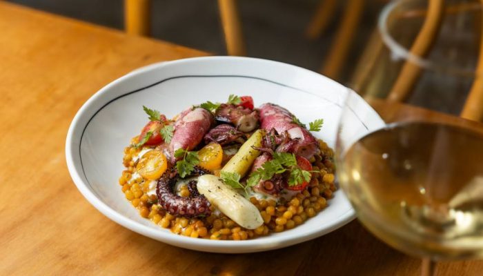 fregola-com-lula-polvo-e-alho-poro-na-brasa-tomatinho-confitado-creme-azedo-e-cerefolio1_juliana-pri.jpeg
