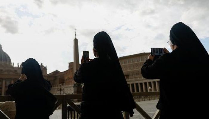 freiras-registram-fotos-da-basilica-de-sao-pedro-durante-o-velorio-do-papa-francisco-1745956516363_v.jpeg